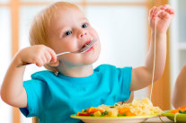 Kleiner Junge isst Spaghetti © Shutterstock